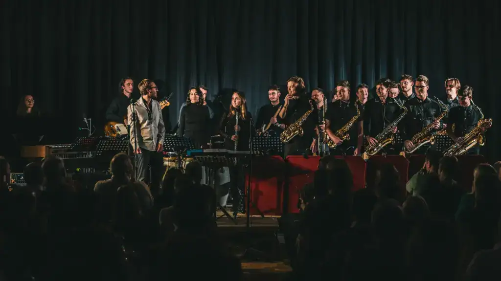 Jugend Big Band Radlje bei einem Auftritt auf der Bühne.