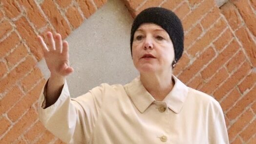 Und Museumsverein Eibiswald präsentiert eine Frau bei einer Lesung aus "Niemand wartet auf dich" von.