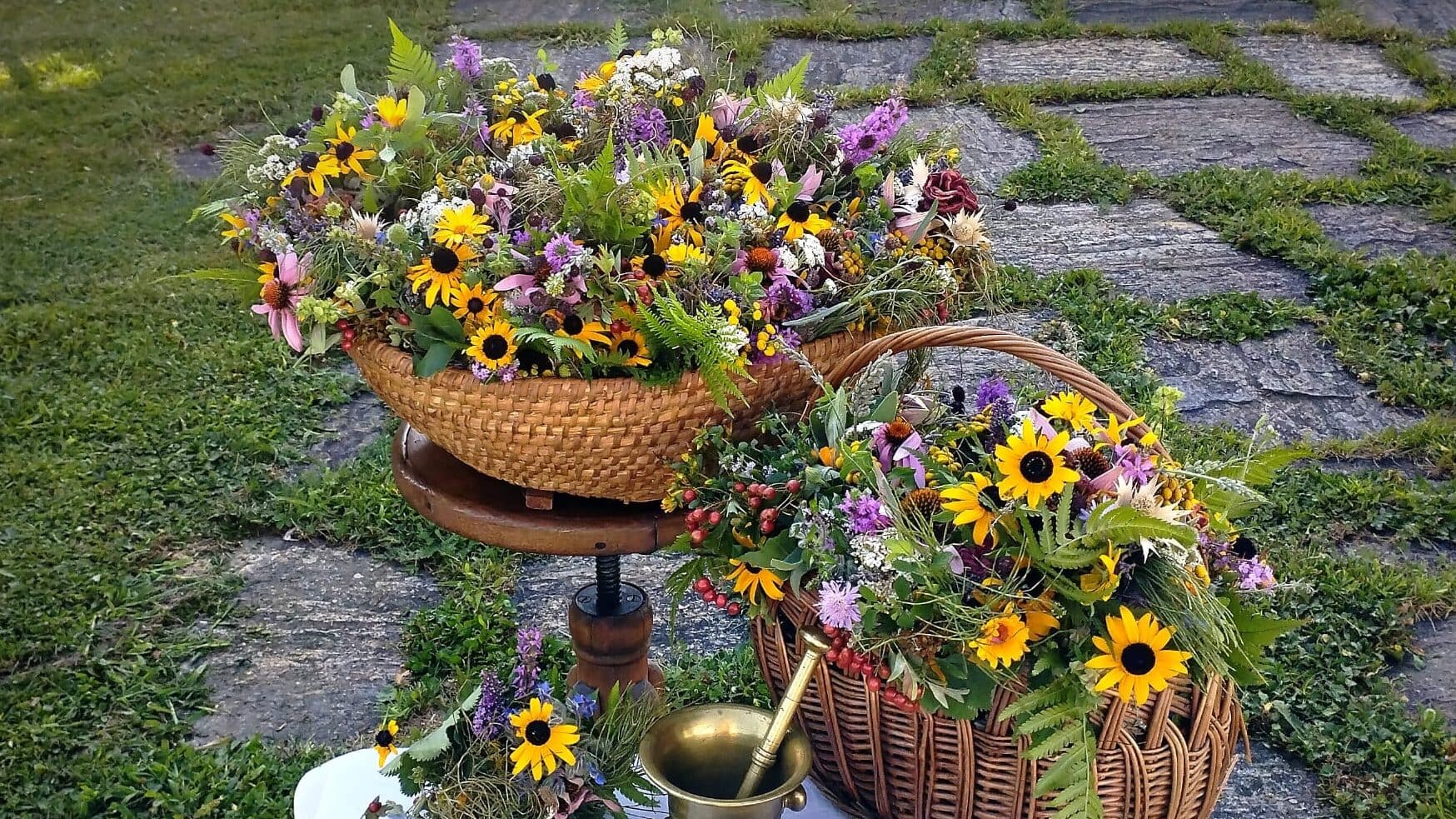 Blumenstrauß mit Kräuterbuschen für den Kräuterbuschen Workshop im Kultur- und Museumsverein Eibiswa.